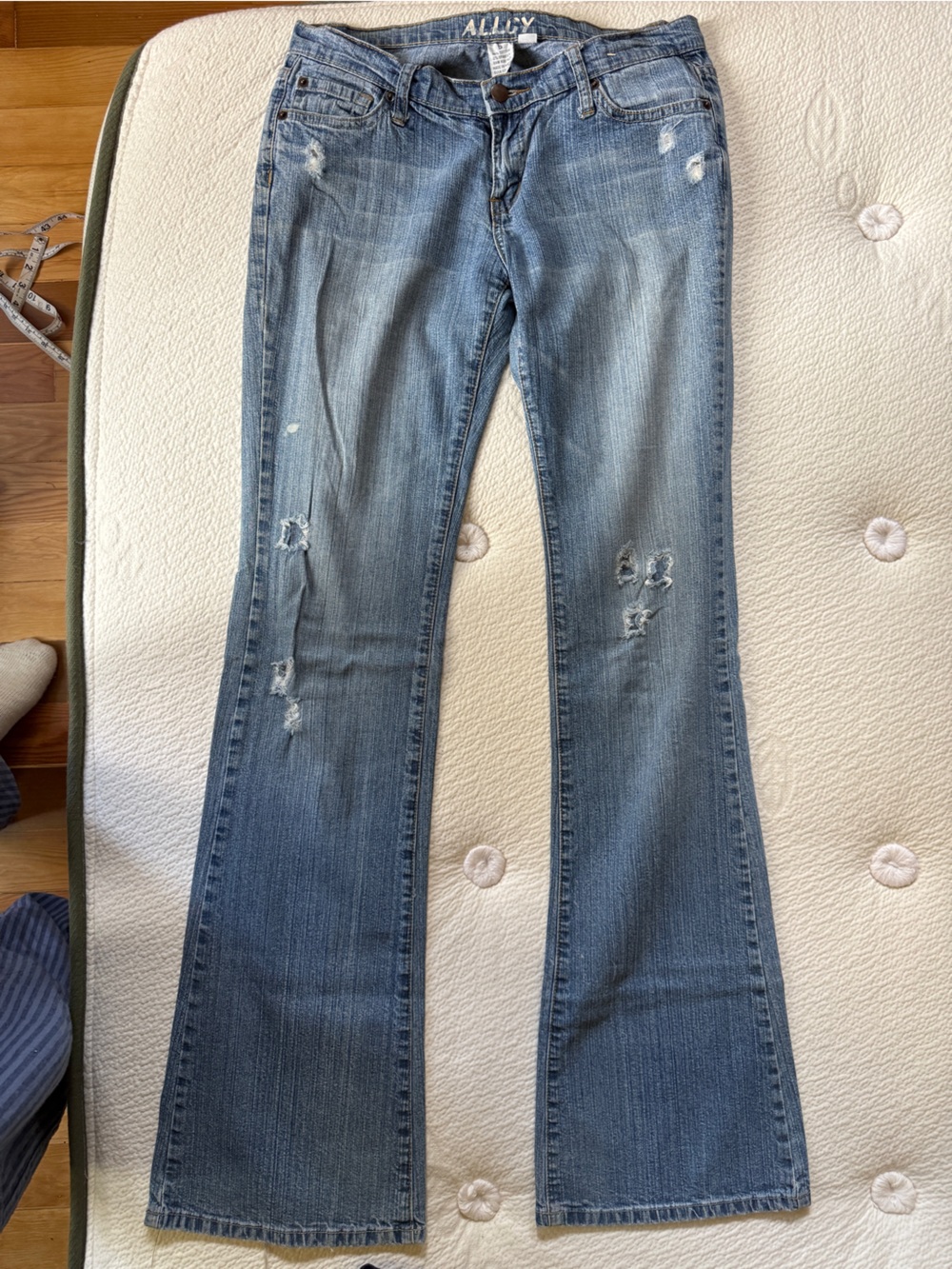 Alloy Jeans Y2K Low Rise Bootcut – Distressed - Picture 4 of 4
